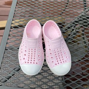 Native summer shoes toddler sz 7 gently worn
